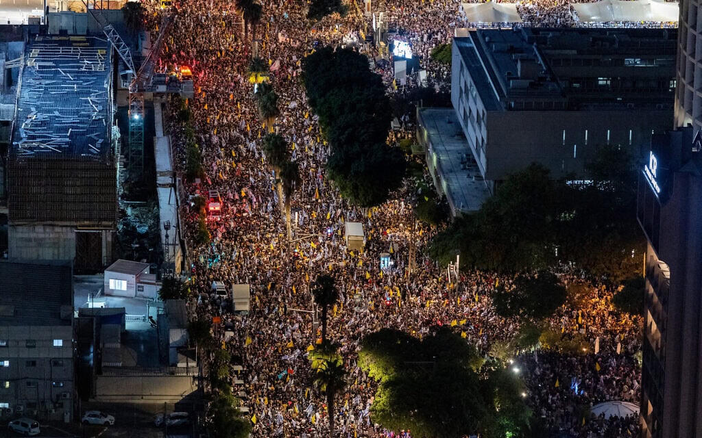 מאות אלפי מפגינים בעד השבת החטופים בתל אביב, 17 באוגוסט 2025 (צילום: חיים גולדברג/פלאש90) מאות אלפי מפגינים בעד השבת החטופים בתל אביב, 17 באוגוסט 2025 (צילום: חיים גולדברג/פלאש90)
