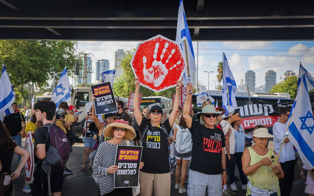 מפגינים חוסמים כביש בתל אביב במהלך "יום העצירה" למען שחרור החטופים, 17 באוגוסט 2025 (צילום: Jamal Awad/Flash90) מפגינים חוסמים כביש בתל אביב במהלך "יום העצירה" למען שחרור החטופים, 17 באוגוסט 2025 (צילום: Jamal Awad/Flash90)