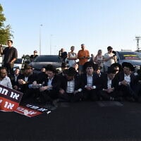 חרדים מפגינים נגד מעצר משתמטים מול כלא 10 בבית ליד, בסמוך לכפר יונה, 20 באוגוסט 2025 (צילום: גילי יערי/פלאש90) חרדים מפגינים נגד מעצר משתמטים מול כלא 10 בבית ליד, בסמוך לכפר יונה, 20 באוגוסט 2025 (צילום: גילי יערי/פלאש90)