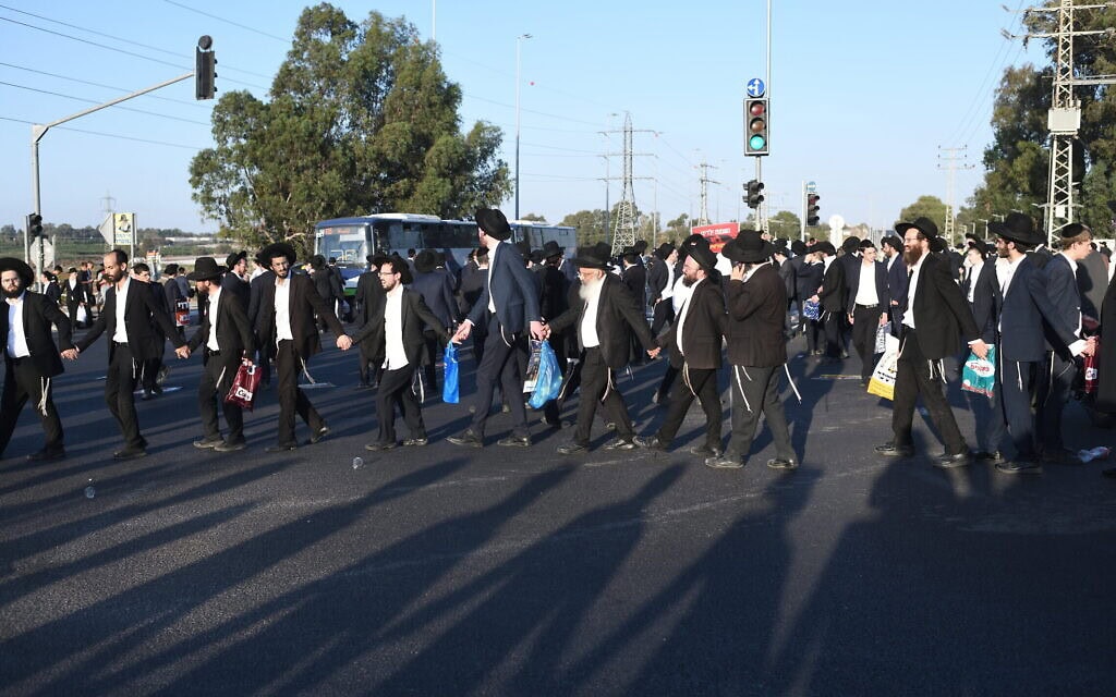 חרדים מפגינים נגד מעצר משתמטים מול כלא 10 בבית ליד, סמוך לכפר יונה, 20 באוגוסט 2025 (צילום: גילי יערי/פלאש90) חרדים מפגינים נגד מעצר משתמטים מול כלא 10 בבית ליד, סמוך לכפר יונה, 20 באוגוסט 2025 (צילום: גילי יערי/פלאש90)