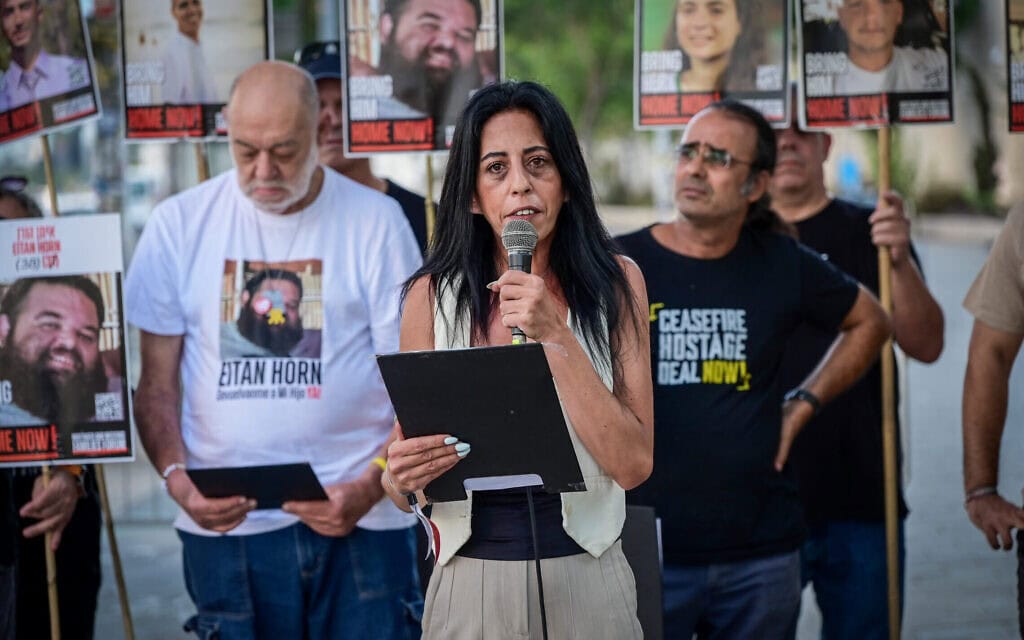 עינב צנגאוקר נושאת דברים בתל אביב, כשלצידה קרובי משפחה של חטופים נוספים שבשבי, 23 באוגוסט 2025 (צילום: אבשלום ששוני/פלאש90) עינב צנגאוקר נושאת דברים בתל אביב, כשלצידה קרובי משפחה של חטופים נוספים שבשבי, 23 באוגוסט 2025 (צילום: אבשלום ששוני/פלאש90)