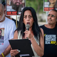 עינב צנגאוקר נושאת דברים בתל אביב, כשלצידה קרובי משפחה של חטופים נוספים שבשבי, 23 באוגוסט 2025 (צילום: אבשלום ששוני/פלאש90) עינב צנגאוקר נושאת דברים בתל אביב, כשלצידה קרובי משפחה של חטופים נוספים שבשבי, 23 באוגוסט 2025 (צילום: אבשלום ששוני/פלאש90)