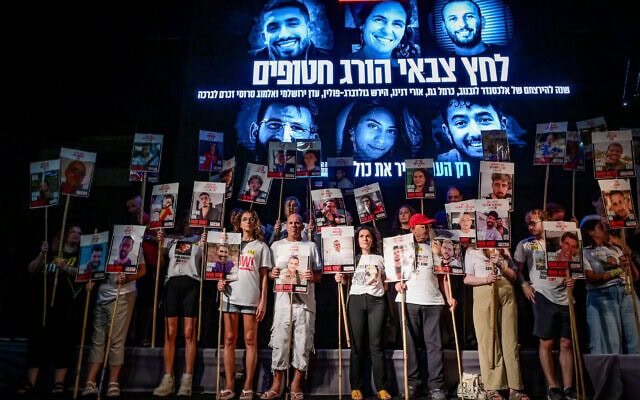 משפחות חטופים ותומכיהם נושאים שלטים בעצרת בתל אביב. 30 באוגוסט 2025 (צילום: אבשלום ששוני/פלאש90) משפחות חטופים ותומכיהם נושאים שלטים בעצרת בתל אביב. 30 באוגוסט 2025 (צילום: אבשלום ששוני/פלאש90)