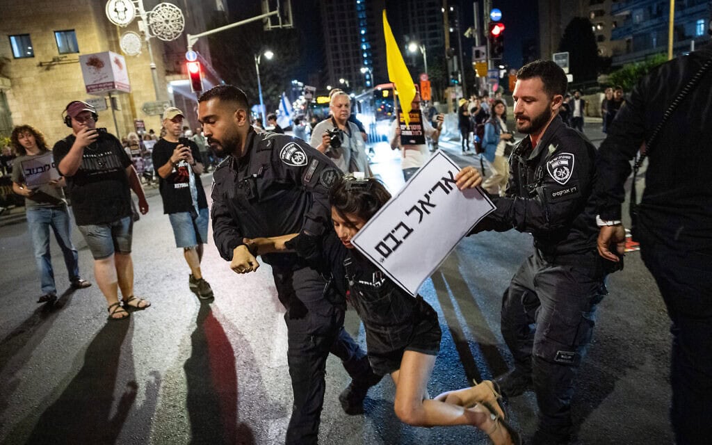 שוטרים מפנים מפגינים למען שחרור החטופים מול בית ראש הממשלה בירושלים, 30 באוגוסט 2025 (צילום: יונתן זינדל/פלאש90)