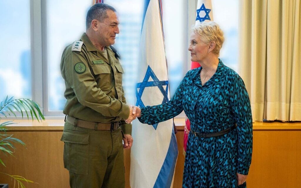 הרמטכ"ל אייל זמיר והמנהלת הכללית של תוכנית המזון העולמית של האו"ם (WFP), סינדי מקיין, 27 באוגוסט 2025 (צילום: צה"ל) הרמטכ"ל אייל זמיר והמנהלת הכללית של תוכנית המזון העולמית של האו"ם (WFP), סינדי מקיין, 27 באוגוסט 2025 (צילום: צה"ל)