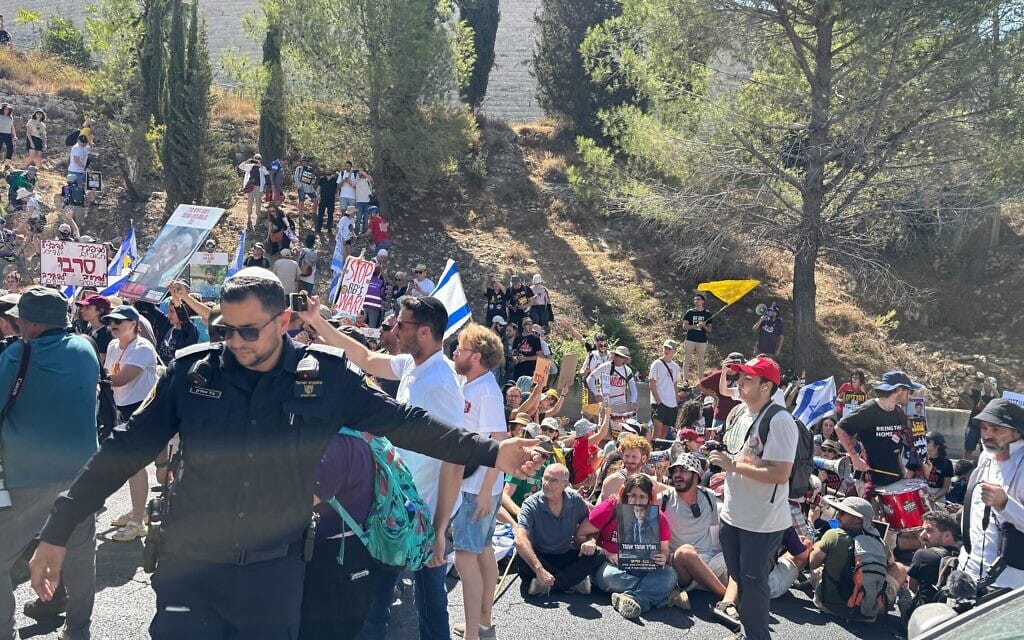 מפגינים למען החטופים חוסמים ציר בירושלים ב-17 באוגוסט 2025 מפגינים למען החטופים חוסמים ציר בירושלים ב-17 באוגוסט 2025