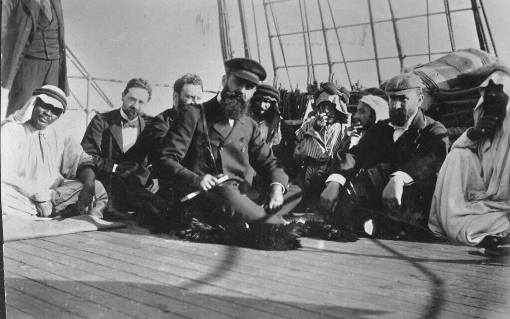 בנימין זאב הרצל וחברי המשלחת בדרכם לבקר בא"י, על סיפון אניית הקיטור הרוסית "אימפרטור ניקולאי השני" מאלכסנדריה אל חופי יפו,:הרצל וחברי המשלחת בדרך לנמל יפו. הרצל הגיע לביקור בא"י באוקטובר 1898 בלווית דוד וולפסון ד"ר י. מ. בודינהימר, המהנדס יוסף זיידנר וד"ר נ. ושנירר., יפו (צילום: פיקוויקי) בנימין זאב הרצל וחברי המשלחת בדרכם לבקר בא"י, על סיפון אניית הקיטור הרוסית "אימפרטור ניקולאי השני" מאלכסנדריה אל חופי יפו,:הרצל וחברי המשלחת בדרך לנמל יפו. הרצל הגיע לביקור בא"י באוקטובר 1898 בלווית דוד וולפסון ד"ר י. מ. בודינהימר, המהנדס יוסף זיידנר וד"ר נ. ושנירר., יפו (צילום: פיקוויקי)