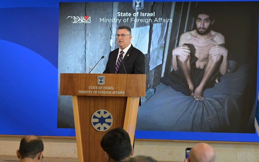 שר החוץ גדעון סער לצד תמונה מהסרטון של אביתר דוד. 4 באוגוסט 2025 (צילום: שלומי אמסלם/לע״מ) שר החוץ גדעון סער לצד תמונה מהסרטון של אביתר דוד. 4 באוגוסט 2025 (צילום: שלומי אמסלם/לע״מ)