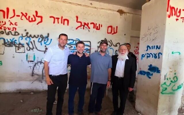 השר בצלאל סמוטריץ' ויו"ר מועצת יש"ע יוסי דגן לצד הכיתוב "מוות לערבים", 7 באוגוסט 2025 (צילום: רועי חדי, מועצה אזורית שומרון) השר בצלאל סמוטריץ' ויו"ר מועצת יש"ע יוסי דגן לצד הכיתוב "מוות לערבים", 7 באוגוסט 2025 (צילום: רועי חדי, מועצה אזורית שומרון)