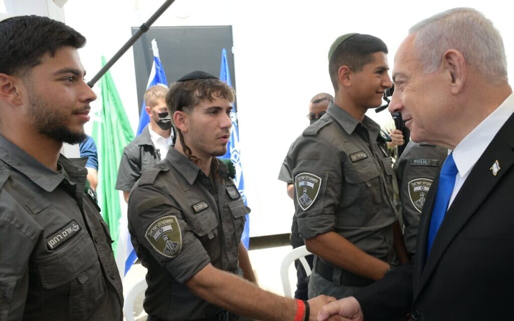 ראש הממשלה בנימין נתניהו ושוטרים בפלוגת אבנט של משמר הגבול, 14 באוגוסט 2025 (צילום: עמוס בן גרשום / לע"מ) ראש הממשלה בנימין נתניהו ושוטרים בפלוגת אבנט של משמר הגבול, 14 באוגוסט 2025 (צילום: עמוס בן גרשום / לע"מ)