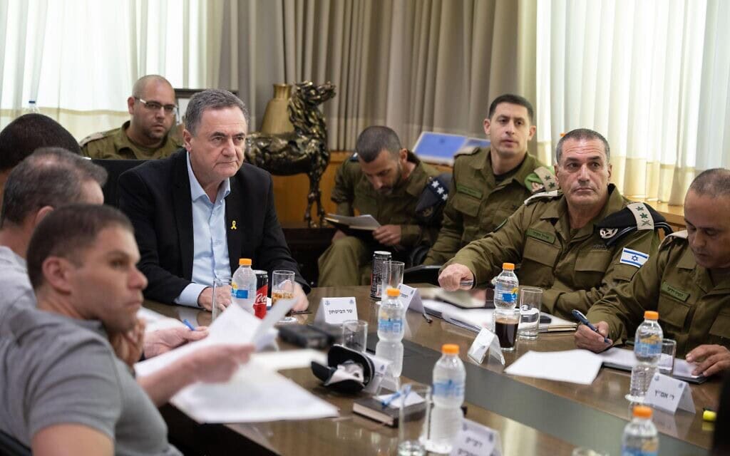 הרמטכ"ל אייל זמיר ובכירי המטה הכללי של צה"ל מציגים לשר הביטחון ישראל כ"ץ את עקרונות התוכנית ליישום החלטת הקבינט להשתלטות על העיר עזה. 14 באוגוסט 2025 (צילום: שירה קינן/משרד הביטחון)