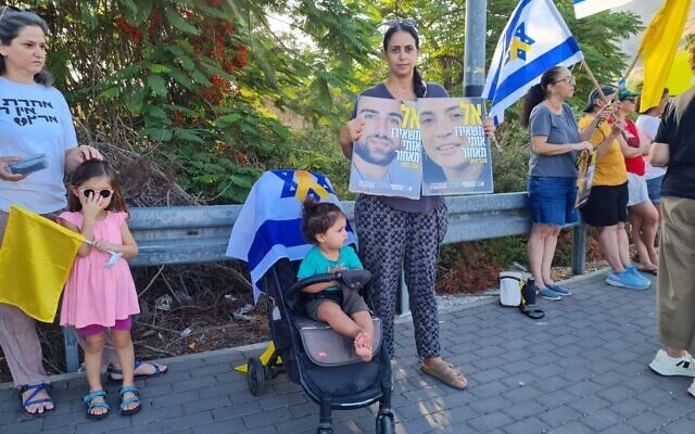 עופרי ביבס מפגינה למען החטופים ב-17 באוגוסט 2025 (צילום: מועצת אוקטובר) עופרי ביבס מפגינה למען החטופים ב-17 באוגוסט 2025 (צילום: מועצת אוקטובר)