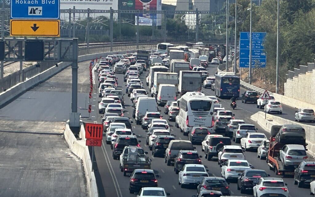 איילון חסום במסגרת יום ההשבתה למען החטופים. 17 באוגוסט 2025 (צילום: עדו למפרט) איילון חסום במסגרת יום ההשבתה למען החטופים. 17 באוגוסט 2025 (צילום: עדו למפרט)