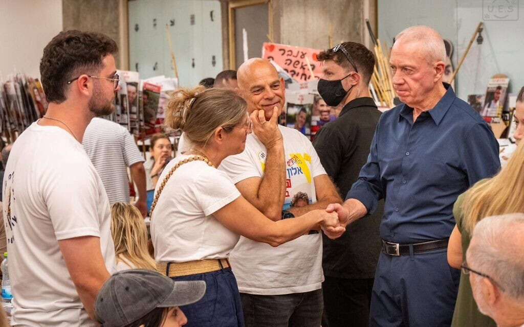 יואב גלנט (מימין) נפגש עם הוריו של החטוף אלון אהל, עידית וקובי אהל, בכיכר החטופים בתל אביב, 17 באוגוסט 2025 (צילום: אוריאל אבן ספיר / מטה החטופים) יואב גלנט (מימין) נפגש עם הוריו של החטוף אלון אהל, עידית וקובי אהל, בכיכר החטופים בתל אביב, 17 באוגוסט 2025 (צילום: אוריאל אבן ספיר / מטה החטופים)