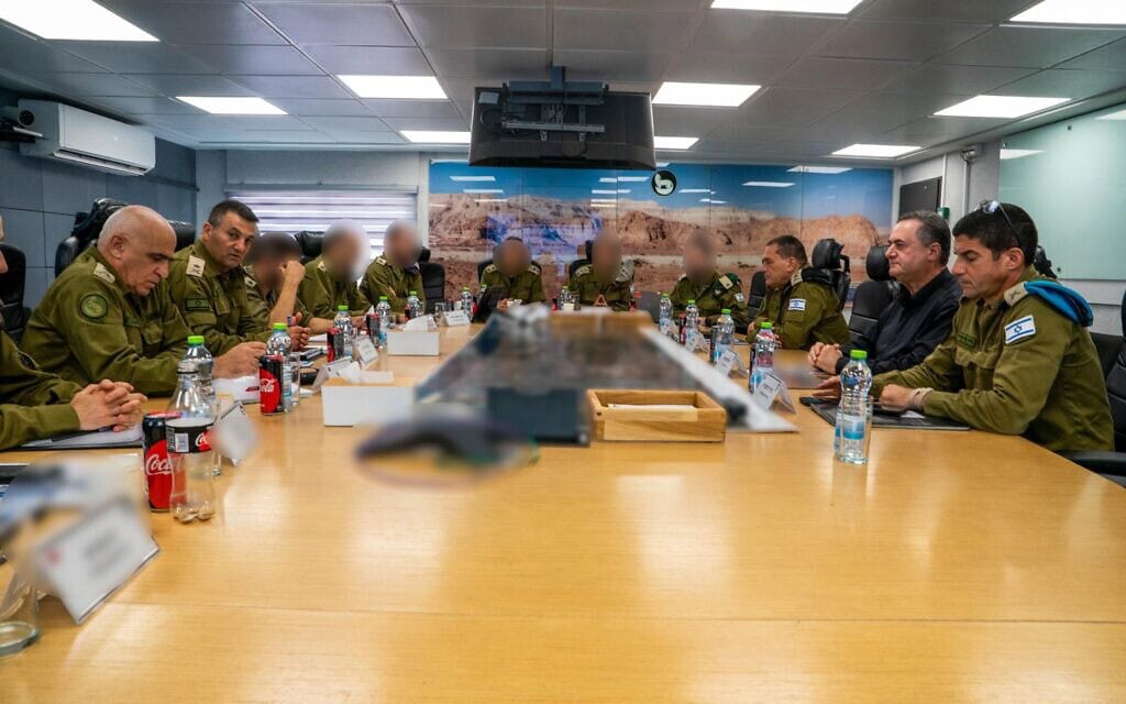 שר הביטחון ישראל כ״ץ בישיבה בפיקוד דרום עם הרמטכ״ל רא״ל אייל זמיר. 20 באוגוסט 2025 (צילום: אריאל חרמוני, משרד הביטחון) שר הביטחון ישראל כ״ץ בישיבה בפיקוד דרום עם הרמטכ״ל רא״ל אייל זמיר. 20 באוגוסט 2025 (צילום: אריאל חרמוני, משרד הביטחון)