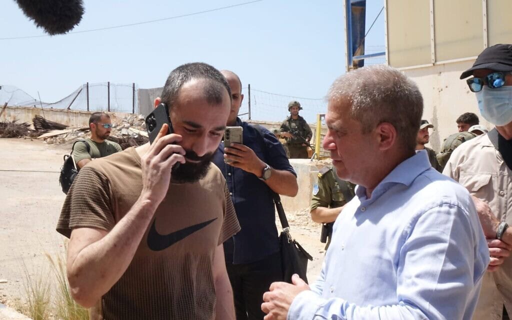 סאלח אבו-חסיין, אזרח ישראלי שהיה כלוא בלבנון במשך כשנה, עם שובו לישראל. ב-21 באוגוסט 2025 (צילום: מיכאל דימנשטיין, לע״מ) סאלח אבו-חסיין, אזרח ישראלי שהיה כלוא בלבנון במשך כשנה, עם שובו לישראל. ב-21 באוגוסט 2025 (צילום: מיכאל דימנשטיין, לע״מ)
