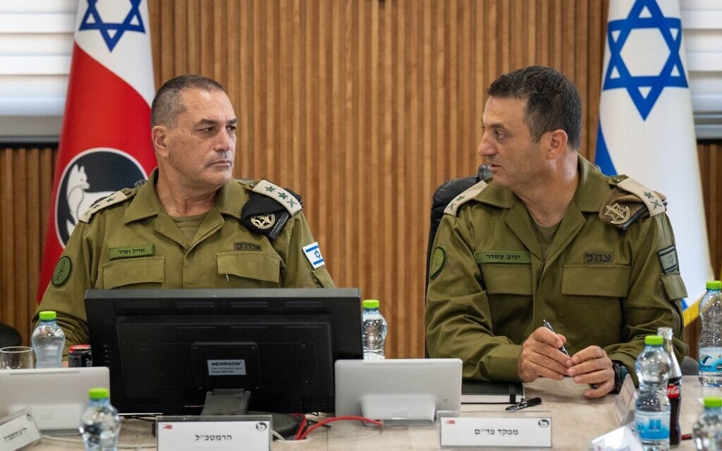 הרמטכ"ל, רב-אלוף אייל זמיר, בשיח עם מפקדי האוגדות בפיקוד הדרום, 8 באוגוסט 2025 (צילום: דובר צה"ל) הרמטכ"ל, רב-אלוף אייל זמיר, בשיח עם מפקדי האוגדות בפיקוד הדרום, 8 באוגוסט 2025 (צילום: דובר צה"ל)