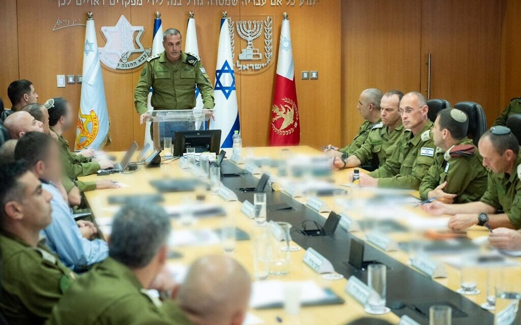 הרמטכ״ל אייל זמיר בהערכת מצב, 29 באוגוסט 2025 (צילום: דובר צה"ל) הרמטכ״ל אייל זמיר בהערכת מצב, 29 באוגוסט 2025 (צילום: דובר צה"ל)