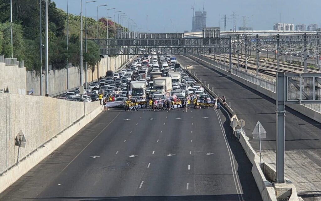 מפגינים למען החטופים חוסמים את נתיבי איילון במחלף קק"ל, 26 באוגוסט 2025 (צילום: אפרת ספרן) מפגינים למען החטופים חוסמים את נתיבי איילון במחלף קק"ל, 26 באוגוסט 2025 (צילום: אפרת ספרן)