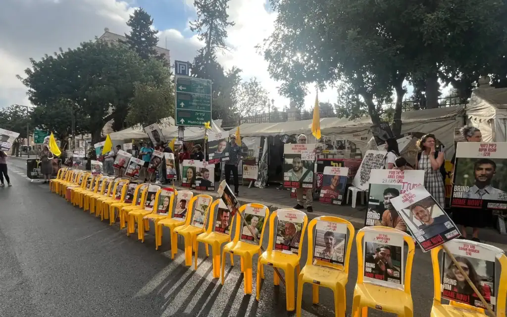 מיצג מחאה של מטה משפחות החטופים מול מעון ראש הממשלה בירושלים, 26 באוגוסט 2025 (צילום: מטה משפחות החטופים) מיצג מחאה של מטה משפחות החטופים מול מעון ראש הממשלה בירושלים, 26 באוגוסט 2025 (צילום: מטה משפחות החטופים)