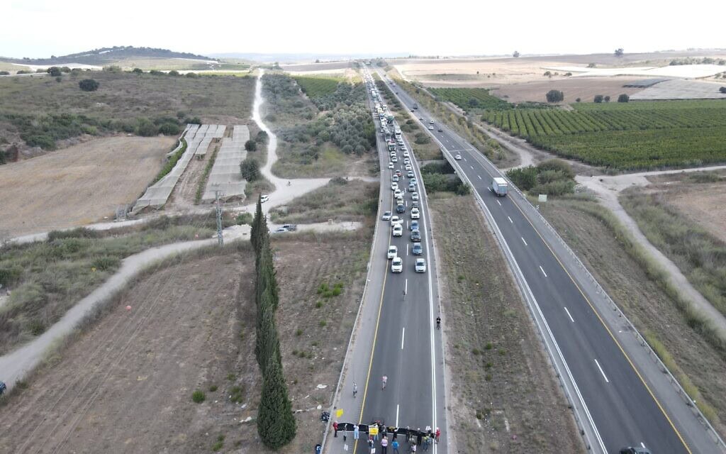 מפגינים למען החטופים חוסמים את כביש 6, 26.8.2025 (צילום: צביקה גולן) מפגינים למען החטופים חוסמים את כביש 6, 26.8.2025 (צילום: צביקה גולן)