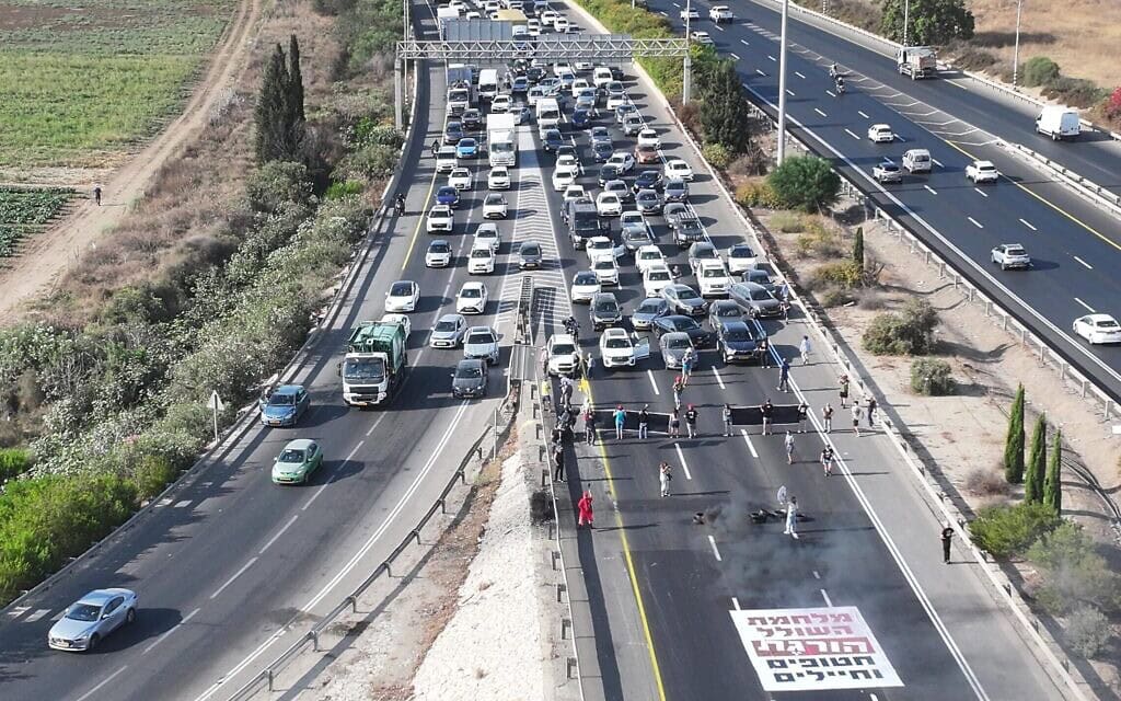 מפגינים חוסמים את צומת מסובים 26 באוגוסט 2025 (צילום: edna zelivanski) מפגינים חוסמים את צומת מסובים 26 באוגוסט 2025 (צילום: edna zelivanski)