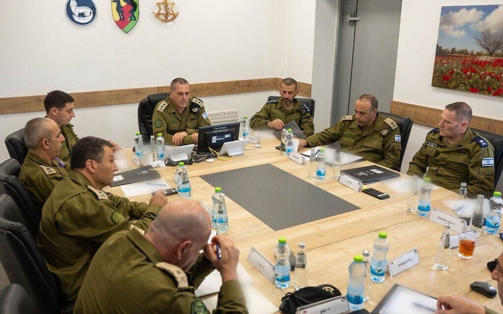 הרמטכ״ל, רב-אלוף אייל זמיר קיים הערכת מצב בפיקוד הדרום, 8 באוגוסט 2025 (צילום: דובר צה"ל) הרמטכ״ל, רב-אלוף אייל זמיר קיים הערכת מצב בפיקוד הדרום, 8 באוגוסט 2025 (צילום: דובר צה"ל)