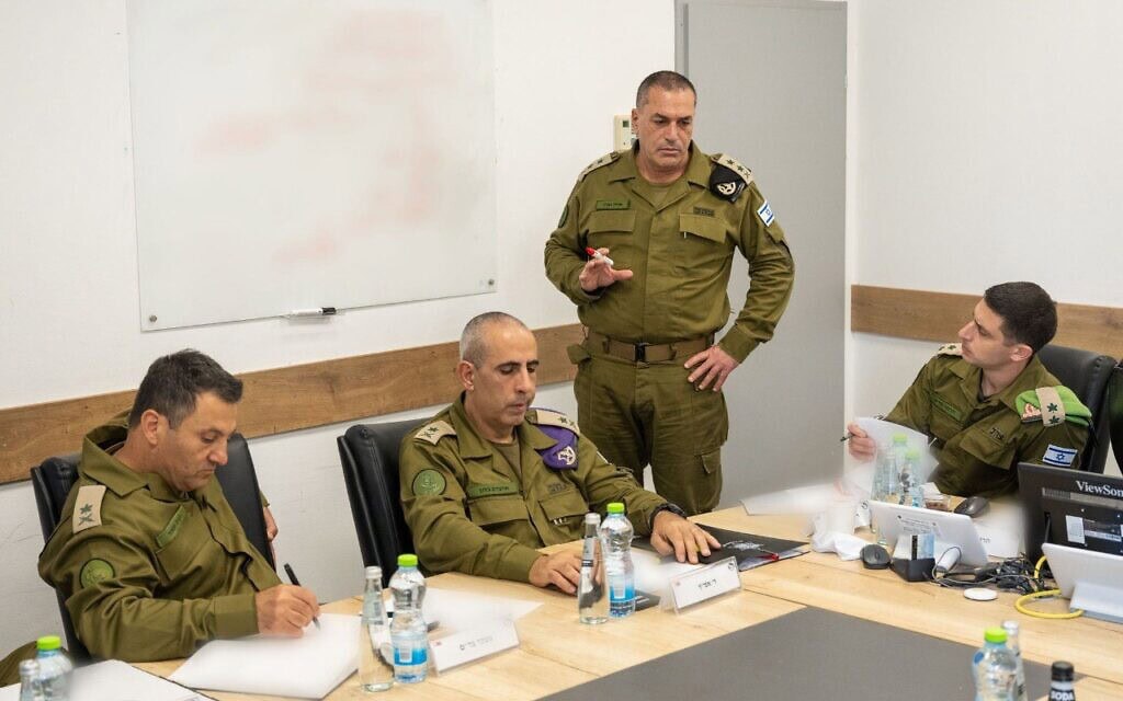 הרמטכ״ל, רב-אלוף אייל זמיר קיים הערכת מצב בפיקוד הדרום, 8 באוגוסט 2025 (צילום: דובר צה"ל) הרמטכ״ל, רב-אלוף אייל זמיר קיים הערכת מצב בפיקוד הדרום, 8 באוגוסט 2025 (צילום: דובר צה"ל)