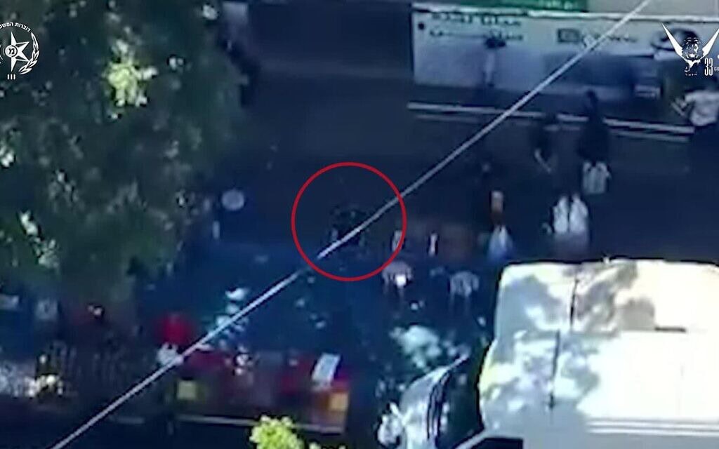 בפעולת הסתערבות בבנק בחברון: נעצר חשוד המזוהה עם תנועת פתח-תנזים (צילום: יחידת הגדעונים 33) בפעולת הסתערבות בבנק בחברון: נעצר חשוד המזוהה עם תנועת פתח-תנזים (צילום: יחידת הגדעונים 33)