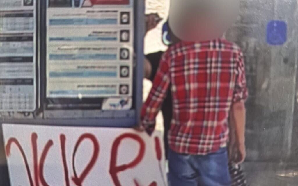 החשוד בריסוס גרפיטי על הכותל נעצר בפעם השלישית כשריסס כתובת "שואה בעזה" בתחנה המרכזית, 31 באוגוסט 2025 (צילום: ביטחון הרכבת הקלה) החשוד בריסוס גרפיטי על הכותל נעצר בפעם השלישית כשריסס כתובת "שואה בעזה" בתחנה המרכזית, 31 באוגוסט 2025 (צילום: ביטחון הרכבת הקלה)