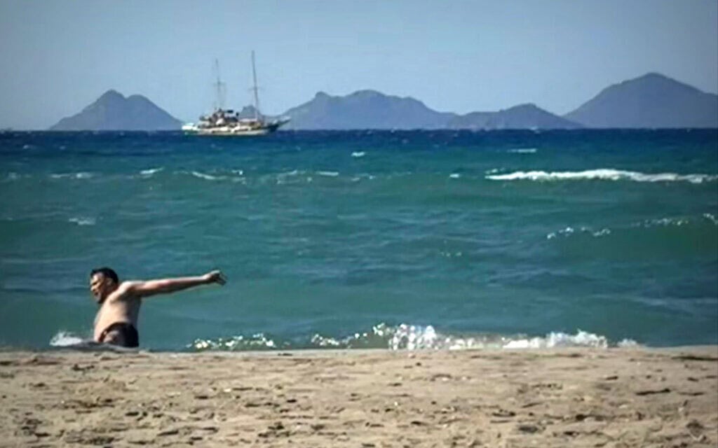 על חוף הים באי היווני קוס (צילום: דן פרי) על חוף הים באי היווני קוס (צילום: דן פרי)