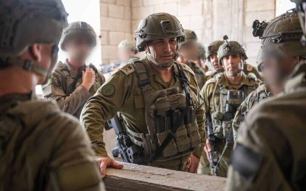 הרמטכ"ל, אייל זמיר, ולוחמים בעזה (צילום: דובר צה"ל) הרמטכ"ל, אייל זמיר, ולוחמים בעזה (צילום: דובר צה"ל)
