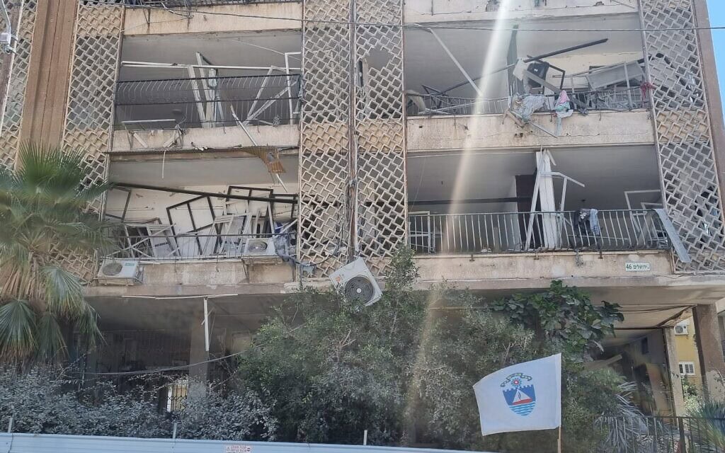 מתחם בניינים במרכז בת ים, חודשיים וחצי אחרי שנהרס מירי טילים מאיראן, 2 בספטמבר 2025 (צילום: תני גולדשטיין) מתחם בניינים במרכז בת ים, חודשיים וחצי אחרי שנהרס מירי טילים מאיראן, 2 בספטמבר 2025 (צילום: תני גולדשטיין)