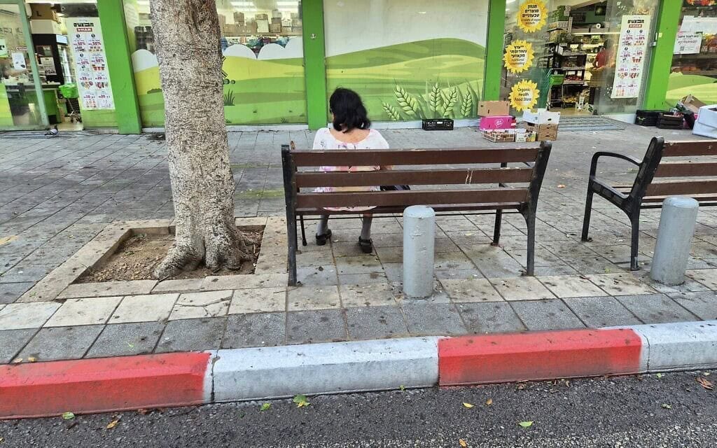 אישה על ספסל בתל אביב, אילוסטרציה (המצולמת לא קשורה לכתבה) (צילום: דפנה צרויה) אישה על ספסל בתל אביב, אילוסטרציה (המצולמת לא קשורה לכתבה) (צילום: דפנה צרויה)