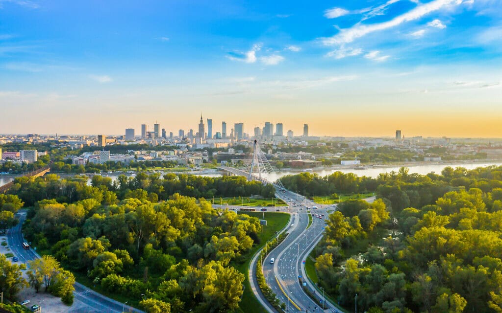 נוף פנורמי של ורשה, פולין (צילום: Cavan Images/iStock) נוף פנורמי של ורשה, פולין (צילום: Cavan Images/iStock)