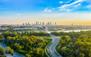 נוף פנורמי של ורשה, פולין (צילום: Cavan Images/iStock) נוף פנורמי של ורשה, פולין (צילום: Cavan Images/iStock)