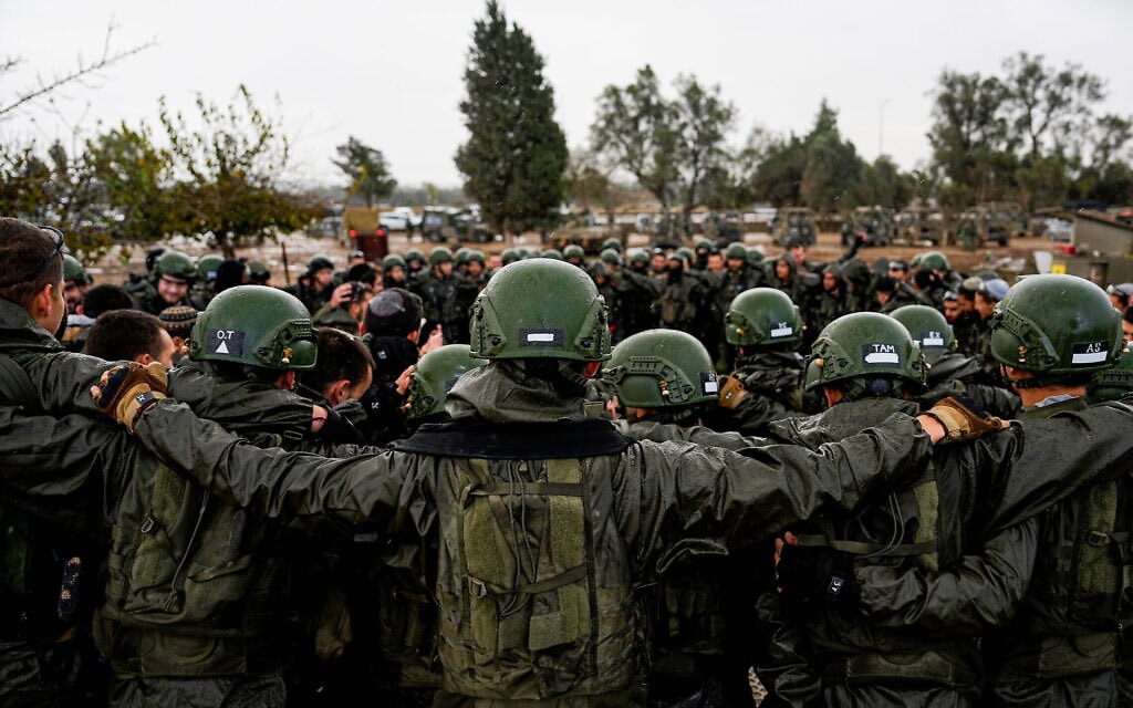 חיילי צה"ל מתכוננים לכניסה לרצועת עזה, 13 בדצמבר 2023 (צילום: AP Photo/Ohad Zwigenberg)