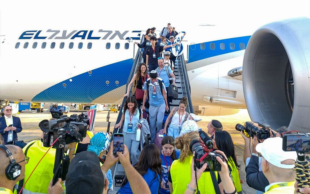 עולים חדשים נוחתים בישראל בטיסה של "נפש בנפש", 20 באוגוסט 2025 (צילום: זאב שטוב) עולים חדשים נוחתים בישראל בטיסה של "נפש בנפש", 20 באוגוסט 2025 (צילום: זאב שטוב)