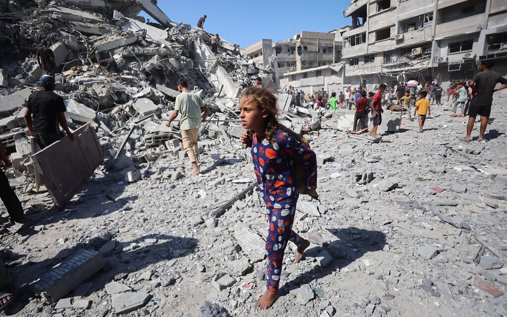 עקורים פלסטינים עוזבים את העיר עזה בעקבות הפצצות צה"ל בעיר, 15 בספטמבר 2025 (צילום: Omar AL-QATTAA / AFP)