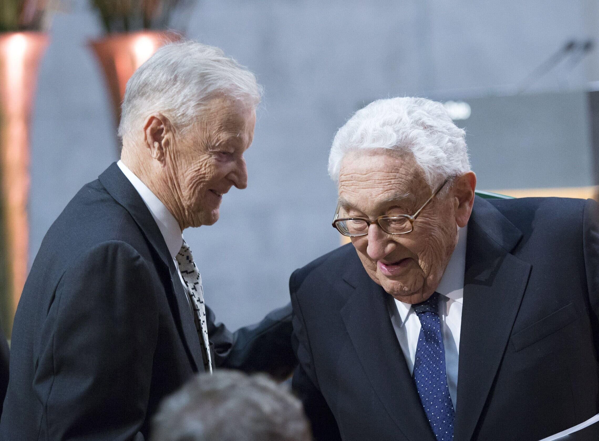 היועץ לביטחון לאומי לשעבר זביגנייב בז'ז'ינסקי (משמאל) ושר החוץ לשעבר הנרי קיסינג'ר בפורום פרס נובל לשלום באוסלו, 11 בדצמבר 2016 (צילום: Terje Bendiksby / NTB scanpix)