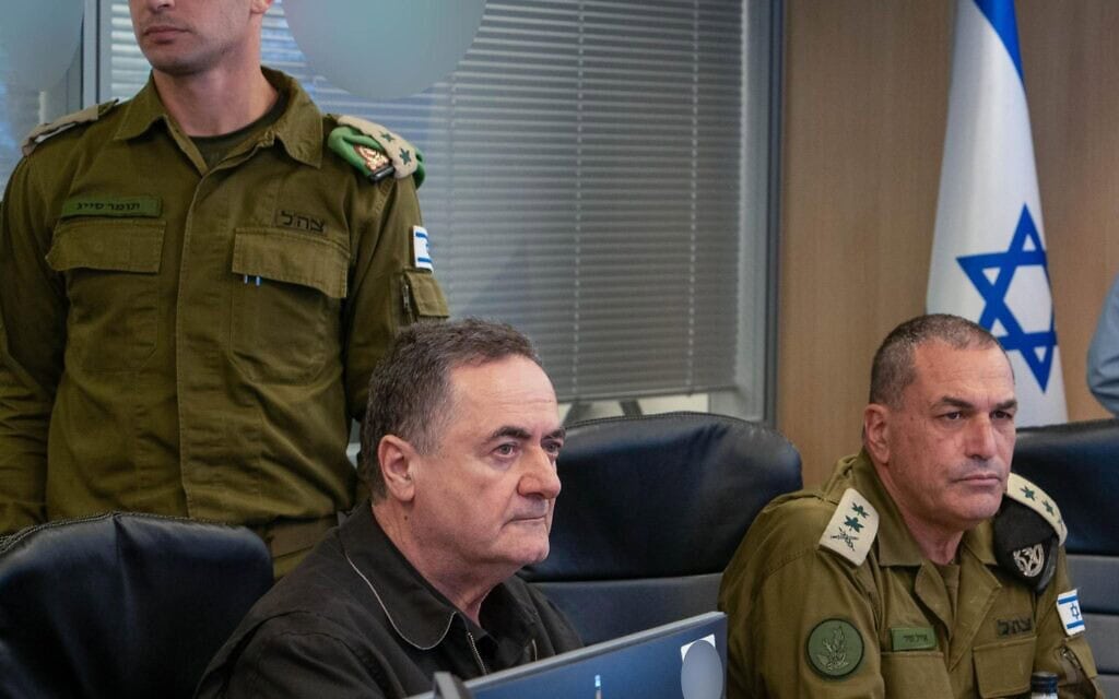 שר הביטחון ישראל כ"ץ בבור הפיקוד של חיל האוויר במהלך תקיפת צה"ל בתימן, יחד עם הרמטכ"ל, רב־אלוף אייל זמיר, 25 בספטמבר 2025 (צילום: אריאל חרמוני, משרד הביטחון) שר הביטחון ישראל כ"ץ בבור הפיקוד של חיל האוויר במהלך תקיפת צה"ל בתימן, יחד עם הרמטכ"ל, רב־אלוף אייל זמיר, 25 בספטמבר 2025 (צילום: אריאל חרמוני, משרד הביטחון)