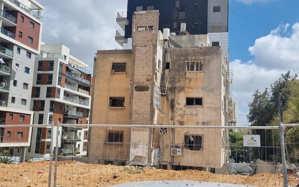 מתחם בניינים במרום נווה, רמת גן, חודשיים וחצי אחרי שנהרס מירי טילים מאיראן, 2 בספטמבר 2025 (צילום: תני גולדשטיין) מתחם בניינים במרום נווה, רמת גן, חודשיים וחצי אחרי שנהרס מירי טילים מאיראן, 2 בספטמבר 2025 (צילום: תני גולדשטיין)