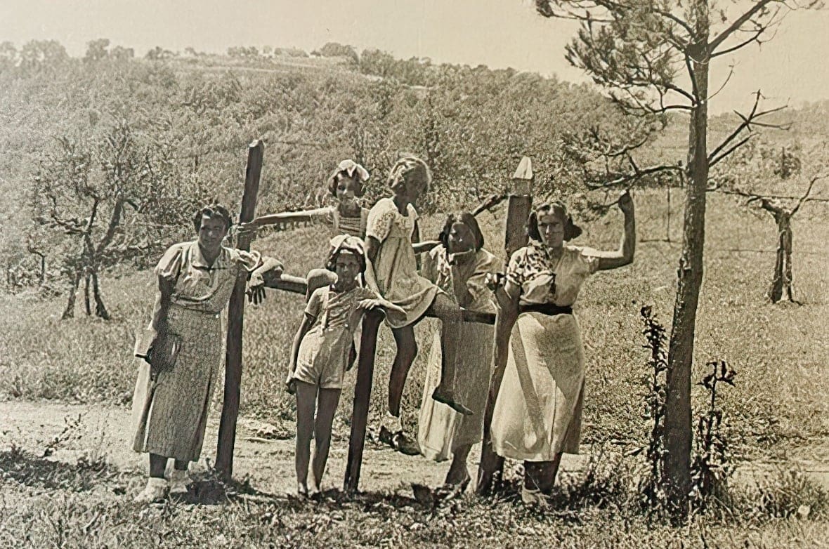 בני משפחתו של רוברט איינשטיין - נינה, לורנזה, פאולה, צ'יצ'י, סבה ולוצ'ה -בפרוג'ה, איטליה (צילום: באדיבות Anna Maria Boldrini)
