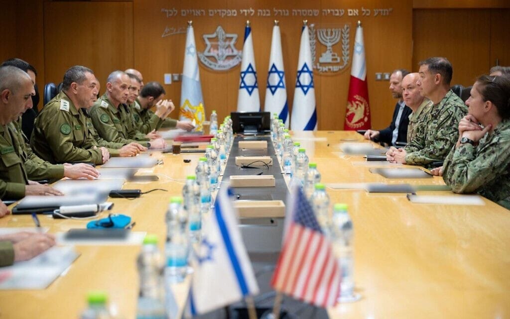 מפקד פיקוד המרכז של צבא ארצות הברית אדמירל בראד קופר בהערכת מצב עם הרמטכ״ל אייל זמיר במהלך ביקורו בישראל. ספטמבר 2025 (צילום: דובר צה״ל ) מפקד פיקוד המרכז של צבא ארצות הברית אדמירל בראד קופר בהערכת מצב עם הרמטכ״ל אייל זמיר במהלך ביקורו בישראל. ספטמבר 2025 (צילום: דובר צה״ל )