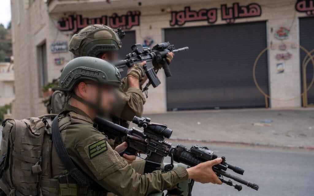 חיילי צה״ל באזור בתי המחבלים מהפיגוע בצומת רמות, 8 בספטמבר 2025 (צילום: דובר צה״ל) חיילי צה״ל באזור בתי המחבלים מהפיגוע בצומת רמות, 8 בספטמבר 2025 (צילום: דובר צה״ל)