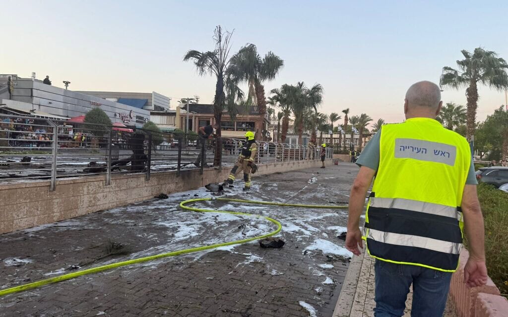 ראש עיריית אילת אלי לנקרי בזירת נפילת כטב״ם ששיגרו החות׳ים מתימן, 24 בספטמבר 2025 (צילום: עיריית אילת) ראש עיריית אילת אלי לנקרי בזירת נפילת כטב״ם ששיגרו החות׳ים מתימן, 24 בספטמבר 2025 (צילום: עיריית אילת)