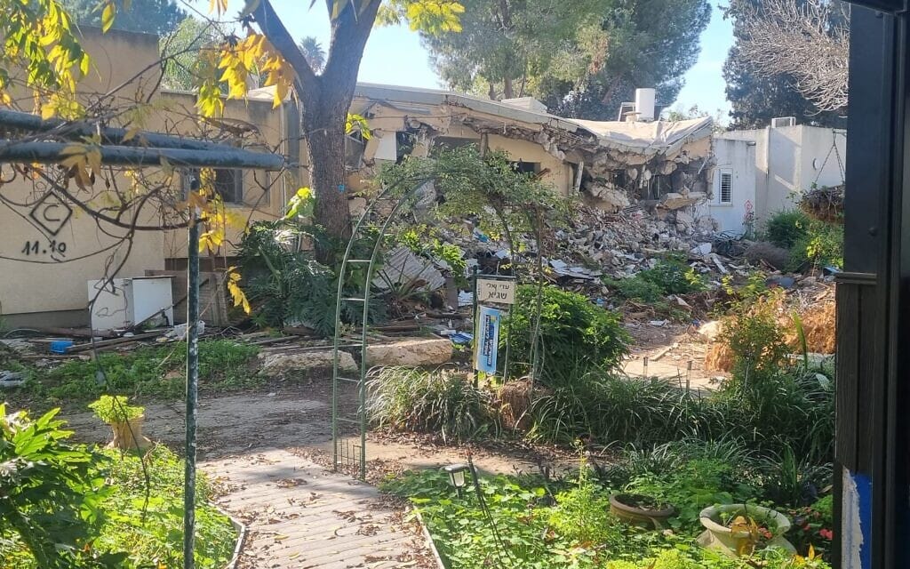 בתים הרוסים בכפר עזה אחרי השבעה באוקטובר 2023 (צילום: זיו שטהל) בתים הרוסים בכפר עזה אחרי השבעה באוקטובר 2023 (צילום: זיו שטהל)