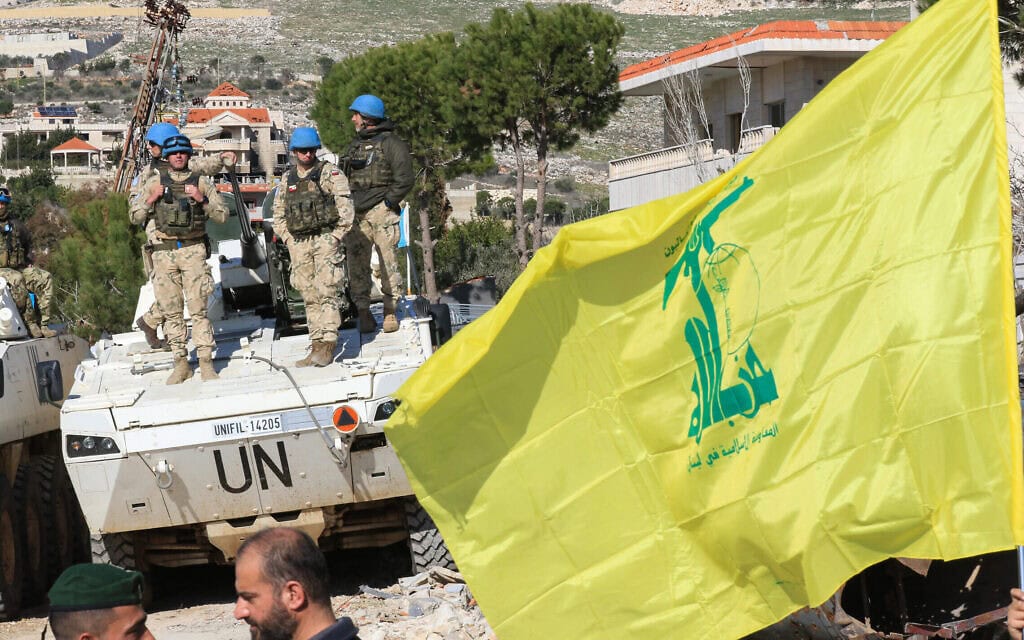 תושב הכפר יארון שבדרום לבנון מניף דגל חזבאללה על רקע כוחות יוניפי"ל באזור, 28 בינואר 2025 (צילום: Mahmoud ZAYYAT / AFP) תושב הכפר יארון שבדרום לבנון מניף דגל חזבאללה על רקע כוחות יוניפי"ל באזור, 28 בינואר 2025 (צילום: Mahmoud ZAYYAT / AFP)