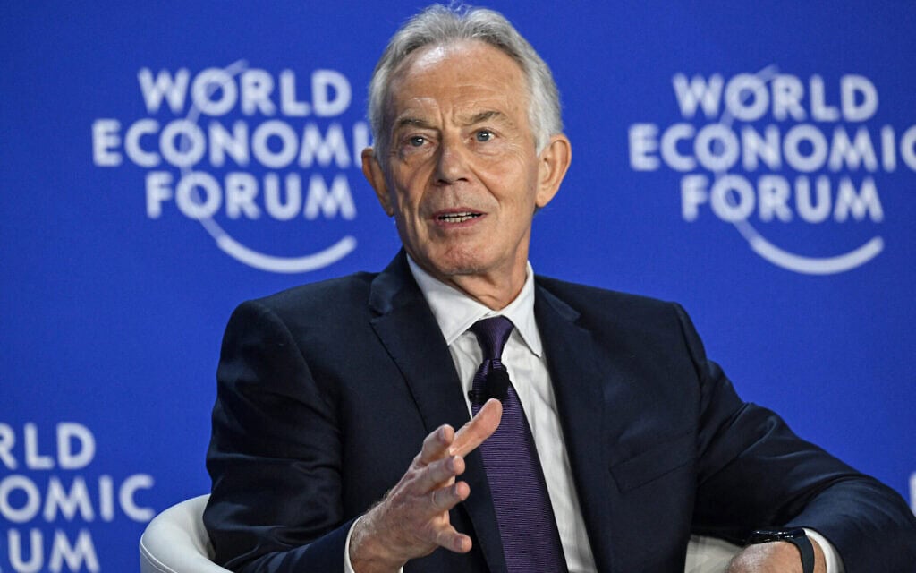 ראש ממשלת בריטניה לשעבר טוני בלייר בפורום הכלכלה העולמי השנתי, 24 ביוני 2025 (צילום: Jade GAO / AFP)