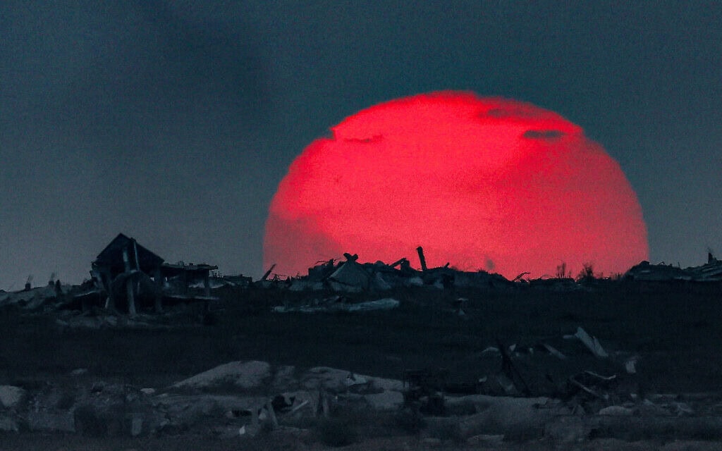 השמש שוקעת מאחורי מבנים הרוסים ברצועת עזה, 27 באוגוסט 2025 (צילום: ack GUEZ / AFP) השמש שוקעת מאחורי מבנים הרוסים ברצועת עזה, 27 באוגוסט 2025 (צילום: ack GUEZ / AFP)